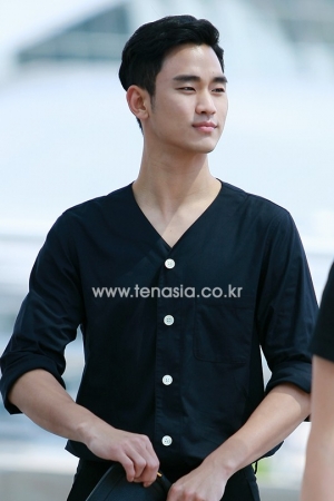 [TENPHOTO] 김수현, 공항을 환히 밝히는 훈훈한 비주얼