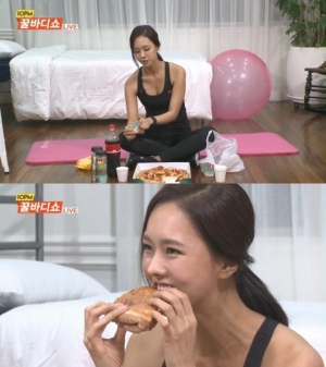 비틈TV &#39;꿀바디쇼&#39; 이연, 피자 두개 겹쳐 폭풍 먹방 &#34;두 배로 찌는 것 같아요&#34;