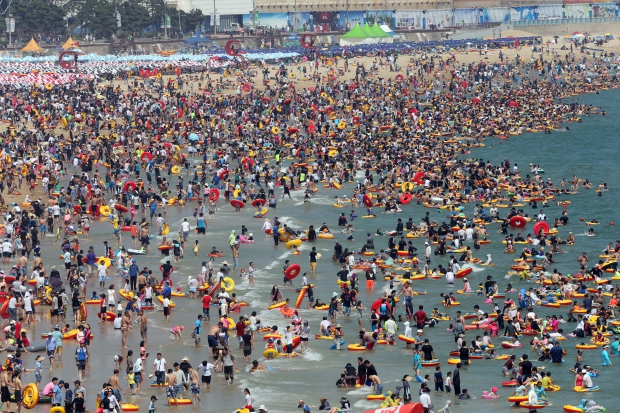  (부산=연합뉴스) 조정호 기자 = 2일 본격적인 휴가철을 맞아 부산 해운대해수욕장에서 피서객들이 물놀이를 즐기며 더위를 식히고 있다. 이날 해운대에는 80만명이 몰렸다.