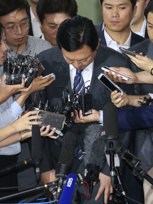 신동빈 롯데그룹 회장이 3일 오후 김포공항을 통해 귀국, 사과 입장을 밝히기에 앞서 인사를 하고 있다. 
