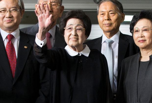  (서울=연합뉴스) 윤동진 기자 = 고(故) 김대중 전 대통령의 부인 이희호 여사가 5일 오전 서울 김포공항을 통해 방북길에 오르고 있다.
    이 여사는 이날 이스타항공 전세기를 이용해 서해 직항로로 평양을 방문한다. 