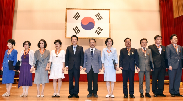 이재정 경기도교육감, 퇴직교원 1022명에 '훈.포장 전수'