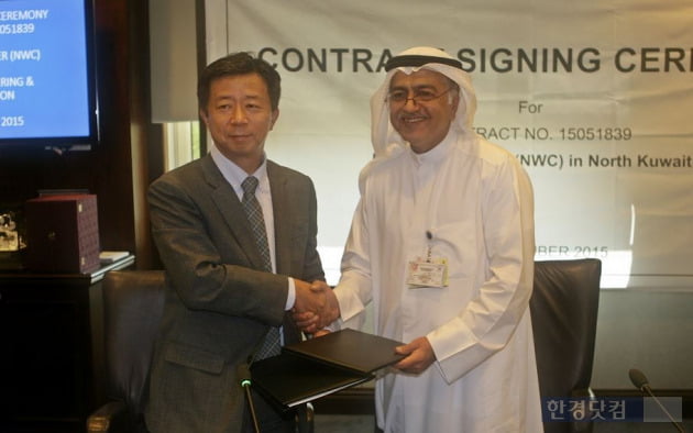 지난 15일 쿠웨이트시티에 위치한 쿠웨이트 석유회사(KOC, Kuwait Oil Company)에서 열린 NWC(New Water Center) 프로젝트 계약식에서 하셈 사예드 하셈(Mr. Hashem Sayed Hashem) KOC CEO(오른쪽) 및 임병용 GS 건설 CEO(왼쪽)가 계약서에 서명 후 악수하고 있다. 