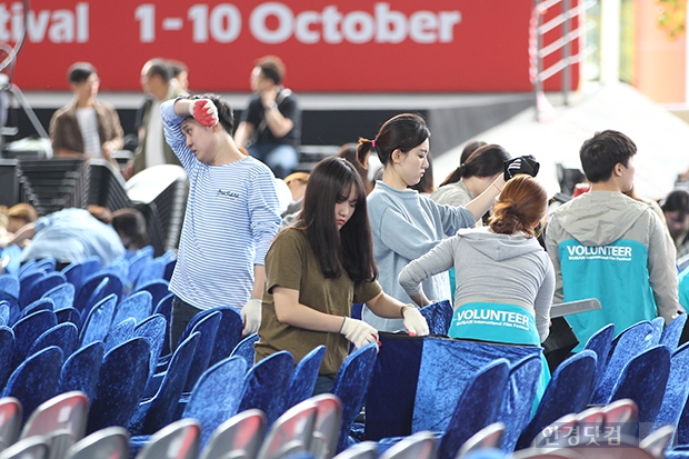 [포토] 개막식 준비로 비지땀 흘리는 자원봉사자들 (부산국제영화제)