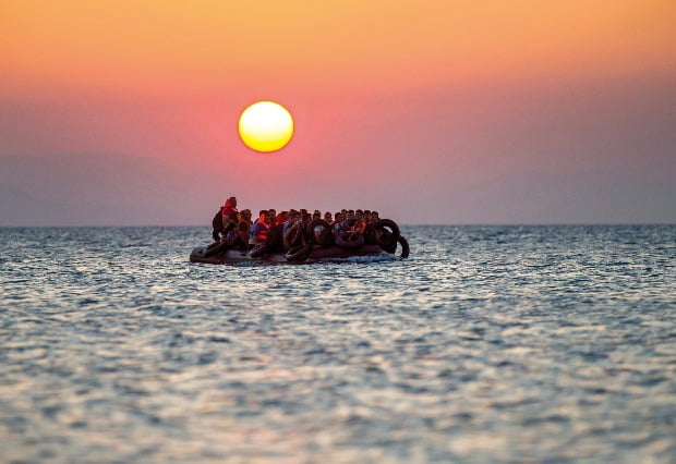 [Cover Story] 불법이민자 34만명 유럽으로…죽음의 뱃길이 된 지중해…난민선 전복 3573명 사망