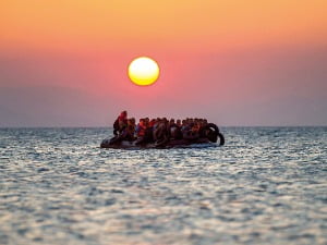  불법이민자 34만명 유럽으로…죽음의 뱃길이 된 지중해…난민선 전복 3573명 사망