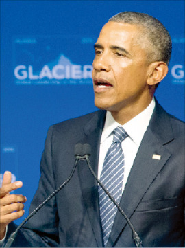 버락 오바마 미국 대통령 이 31일(현지시간) 미국 알래스카주 앵커리지에서 열린 북극 외교장관회의에서 기후변화를 주제로 연설하고 있다. 앵커리지AP연합뉴스