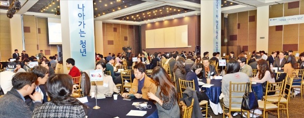 지난 4월 서울 당산동 그랜드컨벤션센터에서 열린 ‘K무브 멘토·멘티 만남의 장’행사 참석자들이 해외 취업 멘토들과 이야기하고 있다. 한국산업인력공단 제공