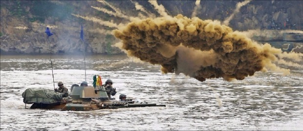 < 軍, 임진강서 도하훈련 > 경기 파주 파평면 임진강변에서 2일 열린 1군단 도하훈련에서 K-200 장갑차가 연막탄을 터뜨리며 강을 건너고 있다. 연합뉴스