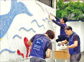 현대자동차 노조원들이 울산 북구 염포동 울산공장 인근 마을에서 벽화 그리기 봉사활동을 하고 있다. 연합뉴스