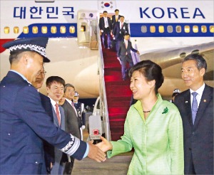 < 밝은 표정으로 귀국한 박 대통령 > 박근혜 대통령이 4일 중국 방문 일정을 마치고 경기 성남시 서울공항에 도착해 환영 나온 인사들과 악수하고 있다. 성남=강은구 기자 egkang@hankyung.com 