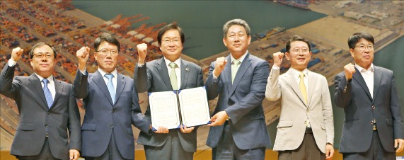 부산항만 관련 노·사·정 대표가 8일 새 부산항국제여객터미널에서 ‘부산항 항만인력 수급관리협의회 노·사·정 협약’을 맺었다. 왼쪽부터 전기정 부산지방해양수산청장, 최성호 부산항만물류협회장, 김영석 해양수산부 차관, 김상식 부산항운노동조합 위원장, 최만기 부산항만산업협회 수석부회장, 우예종 부산항만공사
사장. 부산항만공사 제공