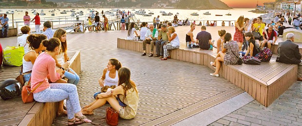   산 세바스티안 해안가에서 여유를 즐기는 시민들 