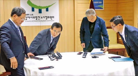 박병원 한국경영자총협회 회장(왼쪽부터), 김대환 노사정위원장, 김동만 한국노동조합총연맹 위원장, 이기권 고용노동부 장관이 정부가 제시한 노·사·정 대타협 시한인 10일 노·사·정 대표자회의에 참석 했다. 강은구 기자 egkang@hankyung.com