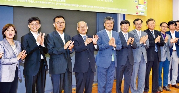 한국정보과학교육연합회가 11일 창립총회를 겸해 성균관대에서 SW교육 포럼을 열었다. 왼쪽 세 번째부터 김용수 미래창조과학부 정보통신정책실장, 정규상 성균관대 총장, 김승환 한국과학창의재단 이사장, 서정연 한국정보과학교육연합회 공동대표. 강은구 기자 egkang@hankyung.com