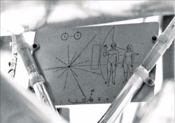미국 탐사선 파이어니어 10호에 실린 외계인에게 보내는 메시지. 미국항공우주국 제공