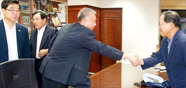 박병원 한국경영자총협회 회장(오른쪽)과 김동만 한국노동조합총연맹 위원장이 13일 노동시장 구조개혁안에 잠정 합의한 뒤 악수하고 있다. 이기권 고용노동부 장관(맨 왼쪽), 김대환 노사정위원장(두 번째) 등 노·사·정 대표는 협상 재개 18일 만에 합의안을 마련했다. 허문찬 기자 sweat@hankyung.com