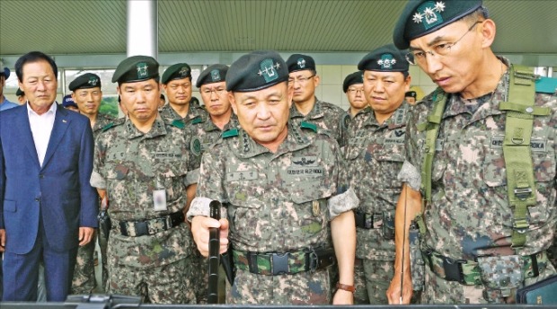 이순진 합참의장 내정자(앞줄 오른쪽 두 번째)가 2작전사령부에 마련된 ‘세계군인체육대회 경호경비안전작전사령부’에서 임무수행과 관련된 현장 토의를 주재하고 있다. 2작전사령부 제공