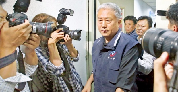 김동만 한국노동조합총연맹 위원장이 14일 노·사·정 잠정 합의안이 중앙집행위원회에서 추인된 뒤 회의장을 나서고 있다. 연합뉴스