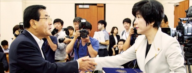 김영주 국회 환경노동위원장(오른쪽)과 김대환 노사정위원장이 15일 국회에서 국정감사 시작 전 인사하고 있다.  신경훈 기자 nicerpeter@hankyung.com