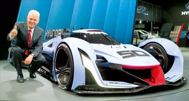 알버트 비어만 현대자동차 고성능차개발담당 부사장이 15일 프랑크푸르트모터쇼에서 ‘N 2025 비전 그란 투리스모 쇼카’를 소개하고 있다. 현대차 제공