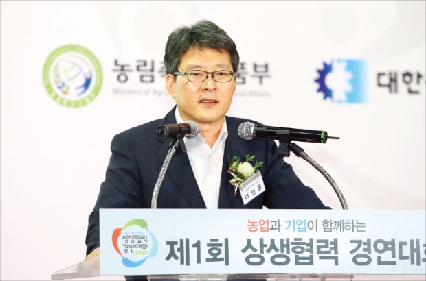 ‘농업과 기업이 함께하는 제1회 상생협력경연대회’에서 여인홍 농림축산식품부 차관이 축사하고 있다.
 