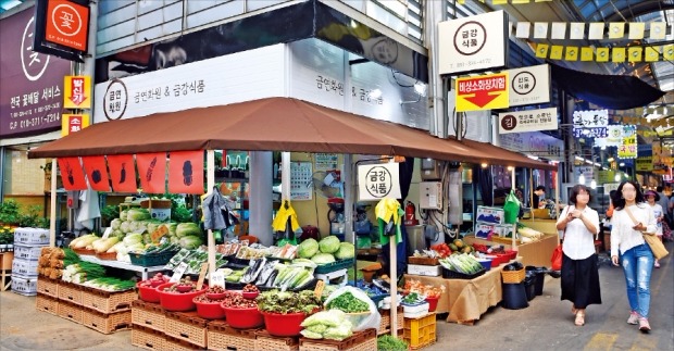 롯데마트와 에이스그룹이 지원한 전통시장 디자인 개선 작업으로 경기 오산시 오색시장 내 가게의 진열대와 간판이 깔끔하게 바뀌었다. 허문찬 기자 sweat@hankyung.com