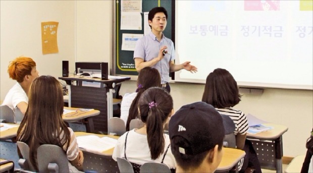 탈북청소년 대안학교인 하늘꿈학교에서 17일 열린 ‘신한은행 금융교실’에서 김영준 사회공헌부 대리가 강의하고 있다. 신한은행 제공 