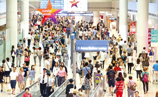 인천국제공항 출국장이 여행객들로 붐비고 있다. 