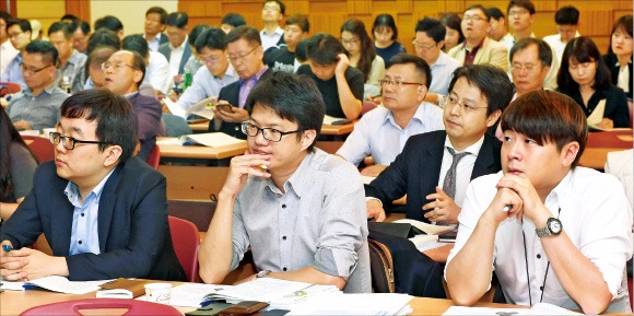 18일 서울 삼성동 코엑스에서 열린 ‘AIIB 설립과 한국의 개발협력 방향 세미나’에서 참석자들이 발표를 듣고 있다. 김범준 기자 bjk07@hankyung.com