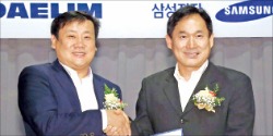 서홍 대림산업 주택사업실장(왼쪽)과 이현식 삼성전자 한국총괄 B2B 영업팀장.