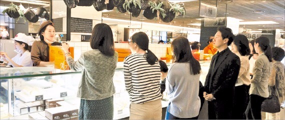 패셔니스타상을 수상한 황혜정 현대백화점 식품 바이어가 무역센터점에 유치한 일본 유명 디저트 브랜드 ‘몽슈슈’ 매장. 현대백화점 제공