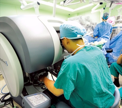 세브란스 의료진이 로봇수술 기기인 다빈치를 이용해 식도암 환자를 수술하고 있다. 세브란스병원 제공