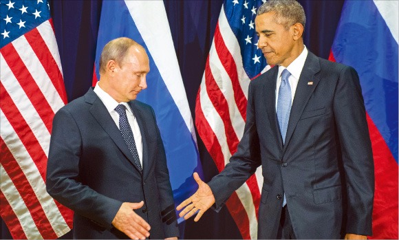 버락 오바마 미국 대통령(오른쪽)과 블라디미르 푸틴 러시아 대통령이 28일(현지시간) 미국 뉴욕의 유엔본부에서 정상회담을 하기에 앞서 악수하고 있다. 뉴욕EPA연합뉴스