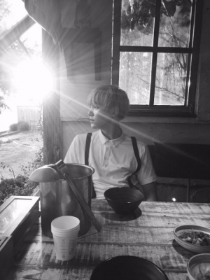 방탄소년단 슈가, 분위기 넘치는 흑백사진 공개 &#39;기대감 상승&#39;