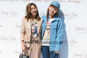 [TENPHOTO] 황신혜 이진이, 자매같은 모녀의 핑크 블루 패션