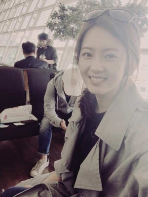 고아라, 햇빛 받아 더 빛나는 청순 미모 &#34;비행기를 기다리며&#34;