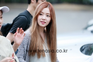 [TENPHOTO] 레드벨벳 아이린, 이른 아침부터 빛나는 청순함 (뮤직뱅크 출근길)