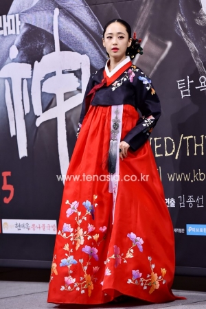 [TENPHOTO] 김민정, 한복 입어도 섹시한 &#39;치명적인 여자&#39; (장사의 신-객주 2015)