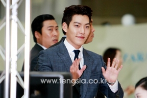 [TENPHOTO] 김우빈, 손깍지를 부르는 거인손