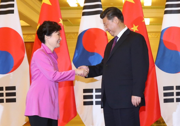  (베이징=연합뉴스) 백승렬 기자 = 박근혜 대통령과 시진핑 중국 국가주석이 2일 베이징 인민대회당에서 열린 한·중 정상회담에 앞서 인사하고 있다.   