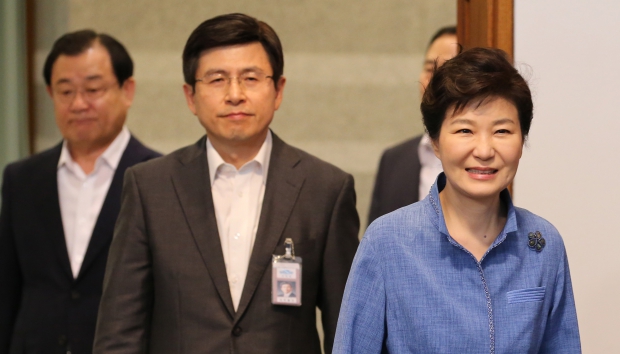   (서울=연합뉴스) 백승렬 기자 = 박근혜 대통령이 15일 청와대에서 열린 영상국무회의에 참석하고 있다.