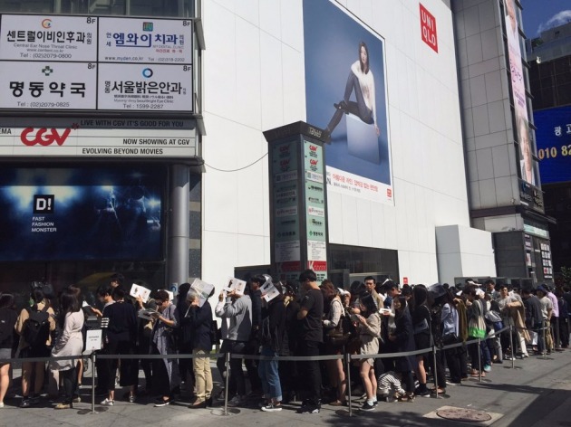 2일 유니클로 명동중앙점 매장 밖에서 '유니클로 앤드 르메르' 협업 컬렉션을 구매하려는 소비자들이 줄을 서 대기하고 있다. (사진=유니클로 제공)