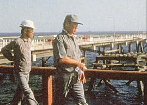 1976년 사우디 주베일항 건설현장을 둘러보는 정주영 회장.