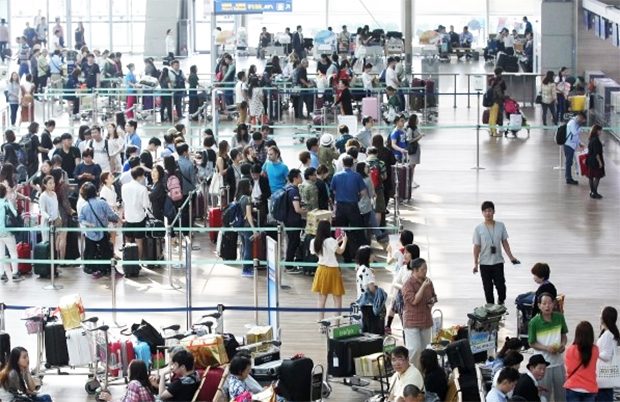 지난 9일 인천광역시 중구 운서동에 위치한 인천공항 출국장은 황금연휴를 맞아 해외여행을 떠나려는 관광객들로 크게 붐볐다. 유정우 기자/ 사진=한경DB