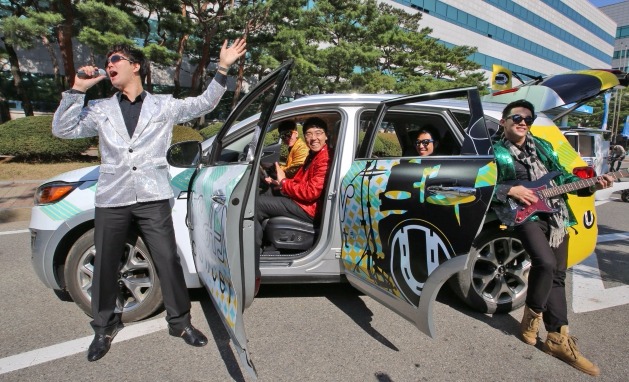 대상을 수상한  ‘유캔콘서트’팀이 시연 및 기념 촬영을 하는 모습. 사진=현대자동차 제공