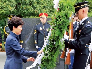 박 대통령 방미 첫 일정 한국전 참전비 헌화