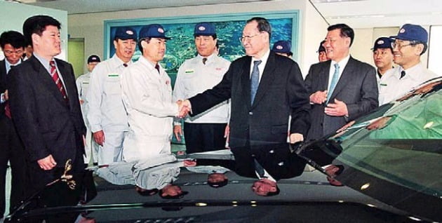 아산(왼쪽 세 번째)이 1999년 3월 정몽구 현대자동차그룹 회장(네 번째)과 함께 기아자동차 화성공장을 방문해 직원들을 격려하고 있다. 한경DB