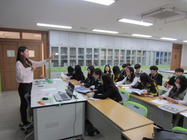 권소희 씨(울산대 경제학과 3학년)가 울산 약사고에서 '시장경제 원리'를 주제로 강의를 하고 있다.
