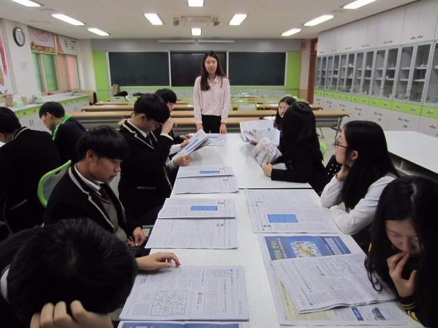 교육기부에 나선 권소희 씨가 한국경제신문 생글생글을 읽는 방법에 대해 학생들에게 자세하게 설명하고 있다.
